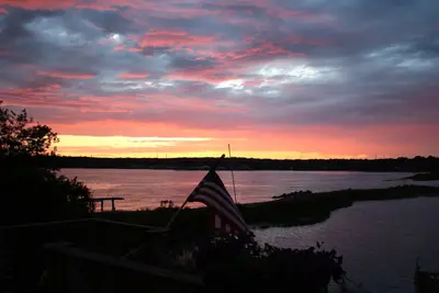 Image de Premier Waterfront Home. Propriété riveraine la mieux évaluée de la région!