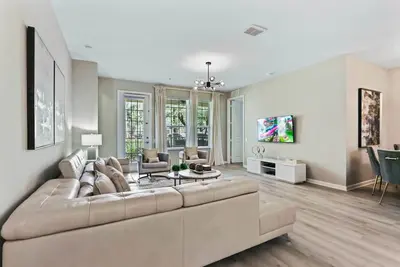 Image de Condo 3bd / 2ba confortable près des studios Universal!