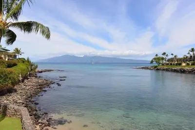 Image de Oceanfront 1 bdr + loft bdr! Condo # 202 surplombant Honokeana Cove.