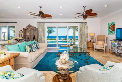 Image de Sur les rochers: Villa Gated Beach avec piscine et plage de sable blanc protégée à proximité.