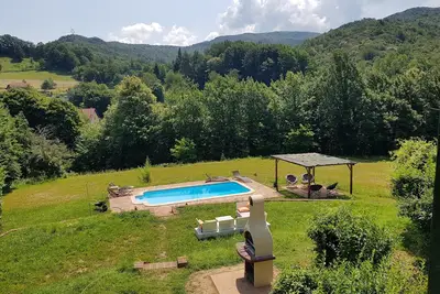 Image de Ferme rénovée avec piscine privée, dans un grand parc bornées par Stream