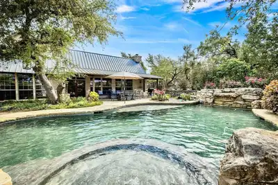 Image de Rock n Wood- country country living avec piscine, à 5 minutes du centre-ville de Wimberley!