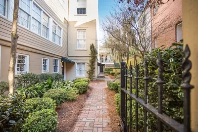 Restez local à Savannah: maison de jardin sur Jones Street en face de Clary's!