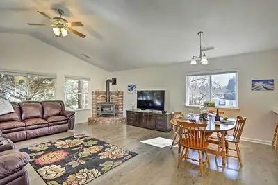 Image de Maison confortable avec cheminée 11 Mi. au Mt Shasta Ski Park