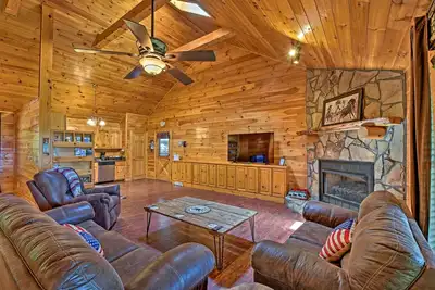 Image de Cabine Ellijay confortable avec bain à remous et salle de jeux!
