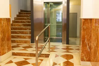 Étage central de 123 m. avec parking, climatisation, wifi, à côté de la mairie.