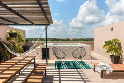 Image de Casa Madera Tulum - Ph avec piscine privée et barbecue, à 10 minutes de la plage.
