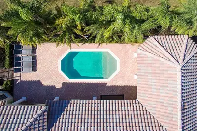 Image de Grand Bijou | Luxueuse maison de piscine 4 chambres - emplacement incroyable!