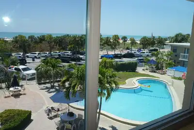 Image de Vue sur le golfe par la fenêtre avant, à quelques pas de la plage, condo 2br au bord de la piscine!