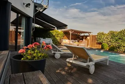 Image de Bruges Proche Bordeaux: Grande maison avec jardin et piscine