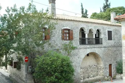 Image de Katsaneiko Mansion construit en pierre avec piscine privée
