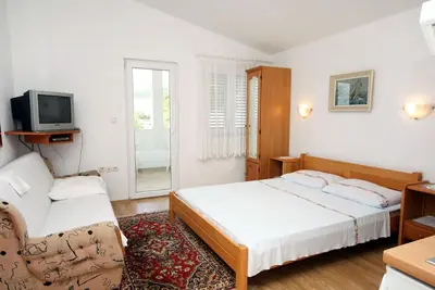 Image de Garçonnière avec la terrasse et la vue sur le mer Drvenik Gornja vala, Makarska (As-4890-d)