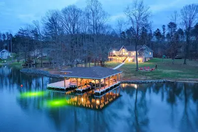 Image de Lake Anna Waterfront Home avec 2 acres et quai couvert