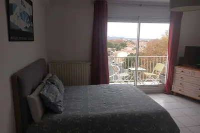 Image de Studio entièrement équipé avec parking et balcon dans résidence sécurisée