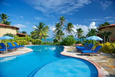 Image de Directement sur l'eau, ombragée de palmiers, avec piscine design - un paradis privé!