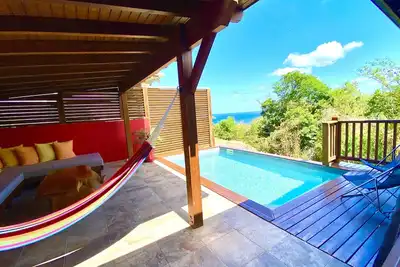 Image de Magnifique bungalow à louer pour 4 personnes, piscine privée et vue mer.