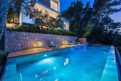 Image de Villa Gotmar 138 est une chambre de luxe 4, 4 salles de bains villa avec vue sur la montagne et une piscine pr