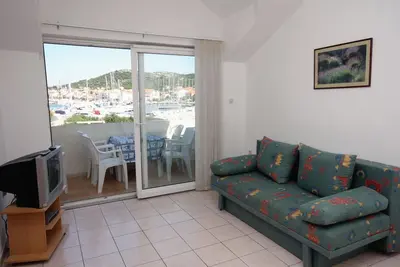 Image de Appartement de deux chambres avec le balcon et la vue sur le mer Jezera, Murter (A-9502-c)