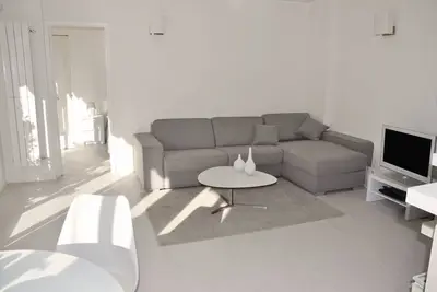 Image de Beau 2 P, centre ville, 100 m des plages, Air Conditionné