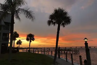 Image de Bord de l'eau -Rez-de-chaussée -2 King Bdrm- Piscines modernes haut de gamme rénovées et chauffées