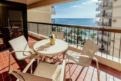 Image de Ocean View Condo juste à côté de la plage de Waikiki! Parking gratuit, cuisine complète