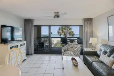 Image de Privé Beach Front rénové Condo 210- pour toute la famille- Destin Beach Club
