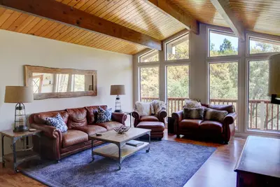 Image de Cabine rénovée avec grandes fenêtres et bain à remous privé près de Yosemite