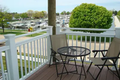 Image de 3 chambres, 2 salles de bains appartement avec grand balcon offrant une vue imprenable Marina & Port