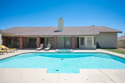 Image de Luxueux seule histoire avec piscine / spa, Minutes De Las Vegas Strip & Airport!