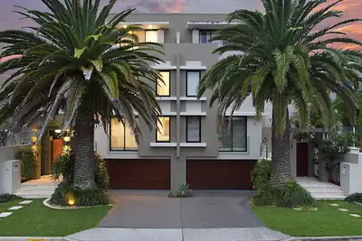 Image de Villa de 2 millions de dollars au bord de l'eau