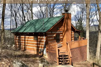 Image de Smoky Cabins offers Pipers Place - Une cabine studio pour deux avec piscine, bain à remous, cheminée et plus