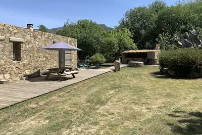 Image de Maison en pierres de type bergerie. Avec terrain de pétanque et Jacuzzi