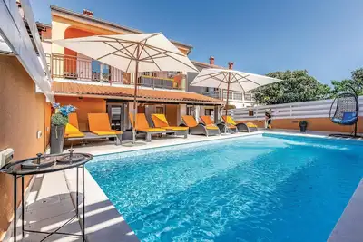 Image de Belle maison à Banjole avec jacuzzi