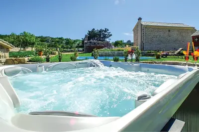 Image de Maison confortable à Podgora avec sauna