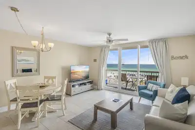 Image de Front de mer haut de gamme à Pelican, vue sur l'océan, piscines, chaises de plage, Wifi, Netflix