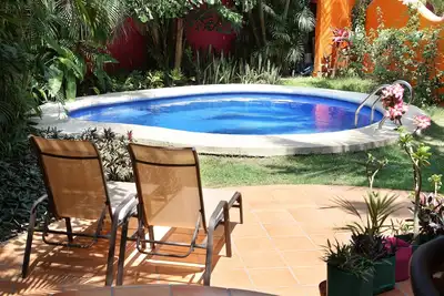 Image de Charmante maison w. terrasse sur le toit, piscine, terrasse, dist. à la plage et au centre ville