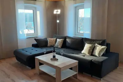 Image de Appartement avec cheminée dans le salon et barbecue dans le jardin