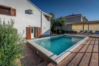 Image de Maison de vacances traditionnelle dalmate avec piscine chauffée