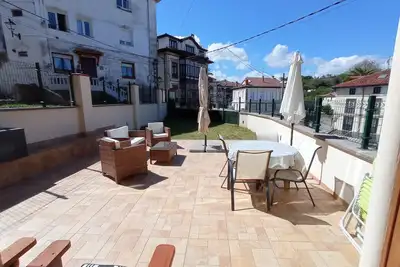 Image de Appartement au rez-de-chaussée dans le centre historique de Comillas avec terrasse privée