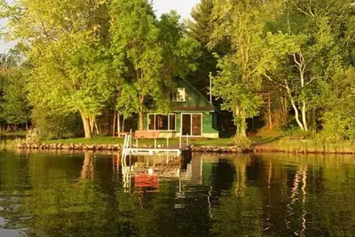 Image de Cozy Lakefront Cabin w / canoë, hamac, foyer et barbecue! Escapade de groupe parfaite