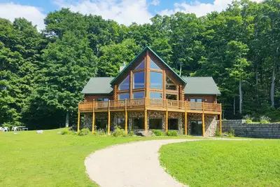 Image de Maison en bois rond pour les familles entre Harbor Springs, Petoskey et Mackinaw Island