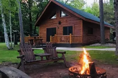 Image de Cabine sur la rivière AuTrain 2 coups du lac Supérieur 10 minutes des rochers représentés