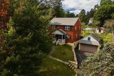 Image de Maison en briques rouges pour famille de 6 personnes dans quartier calme