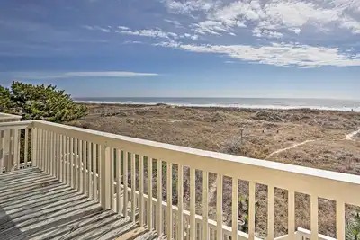 Image de Sunset Beach Home w / Deck & Views - Étapes de la plage!