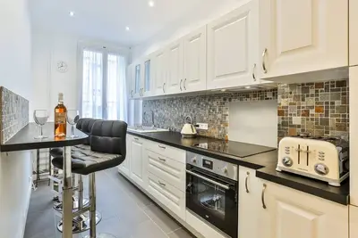 Image de French Chic Elegance - Proche de tout, avec ascenseur et climatisation.