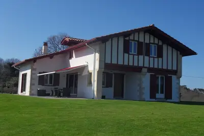 Image de A 2 km des plages de Guéthary, villa 10 personnes, grand jardin, vue montagnes