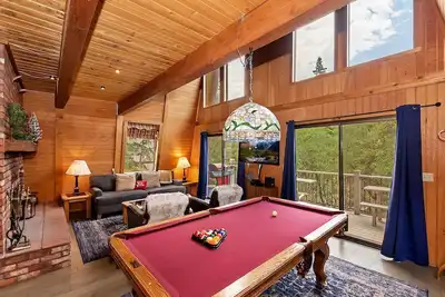 Image de Northwoods Cabin: Près de Bear Mountain! Wifi! Foyer au bois! Télescope! Table de billard!