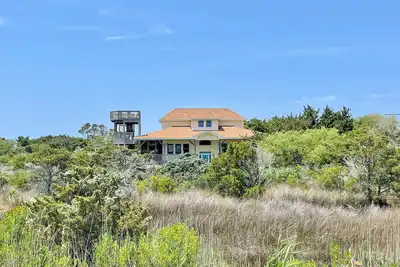 Image de Soeurs: Découvrez les vues sur les marais et le canal, idéales pour observer les oiseaux.