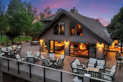 Image de Énorme cabine 7bdrm avec maison d'hôtes! Vues, immense salle de jeux, privé et amusant!