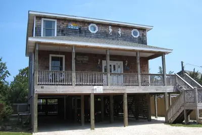Image de No Fools No Fun: Piscine privée avec une cour merveilleusement aménagée.